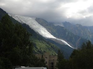 Der Mont Blanc Gletscher züngelt sich bis fast nach Chamonix    hinab