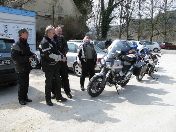 Gerd begutachtet eine Guzzi! Gerd begutachtet eine Guzzi!